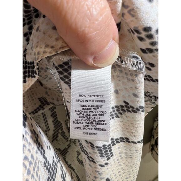 Women’s Express size XS long sleeve career, formal button down shirt - Picture 3 of 4